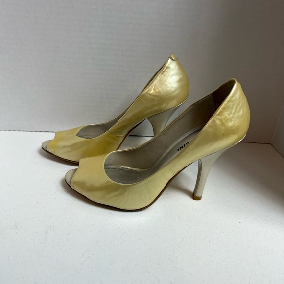 Gianni Bini champagne Gold peep toe heels,   Size 8 1/2 - Picture 2 of 6